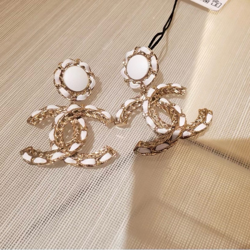 Channel limited collection earrings - Picture 2 of 2